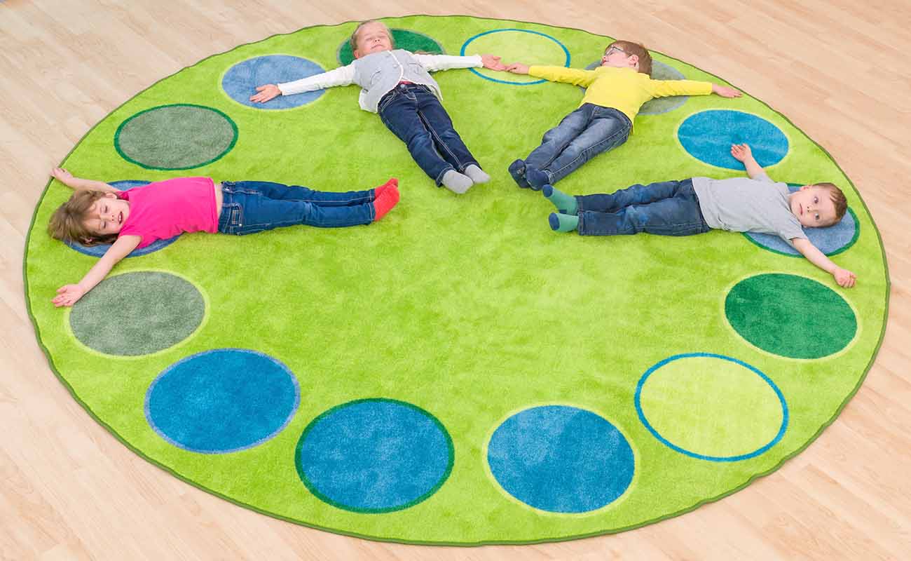 Betzold Sitzkreis-Teppich Dots mit Kindern