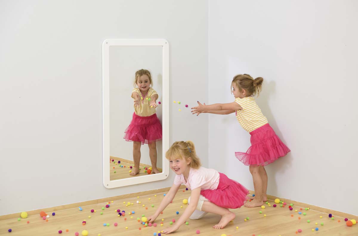 EduCasa Spiegel mit gerundeten Ecken und zwei spielenden Mädchen