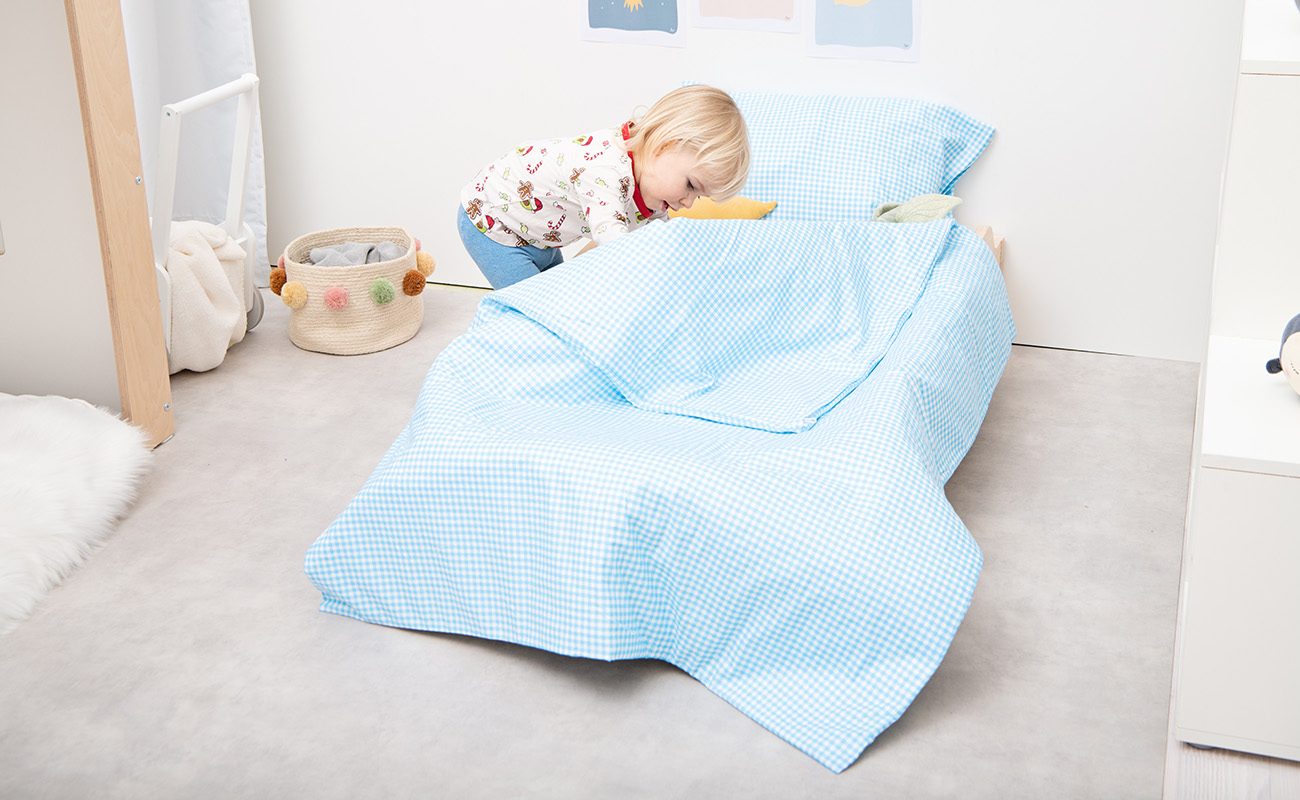 Karierte Bettwäsche im stapelbaren Kinderbett