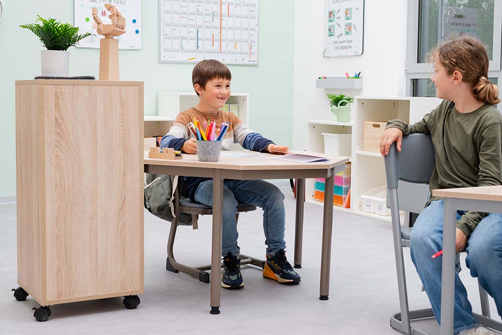 Betzold Sechsecktisch „LernFlex 2“ im Klassenzimmer mit LernFlex Caddy und Schülern