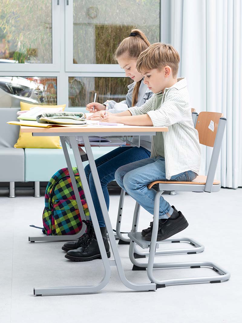 Anwendungsfoto Fußrastenstuhl mit Holzsitzschale mit Schülern im Klassenzimmer