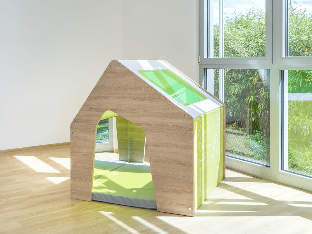 EduCasa Spielhaus Sinne im Sonnenlicht mit grünem Acrylglasdachfenster