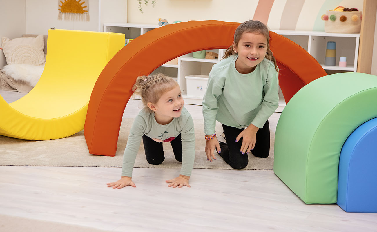 Betzold Softelemente Regenbogentunnel mit 2 spielenden Kindern