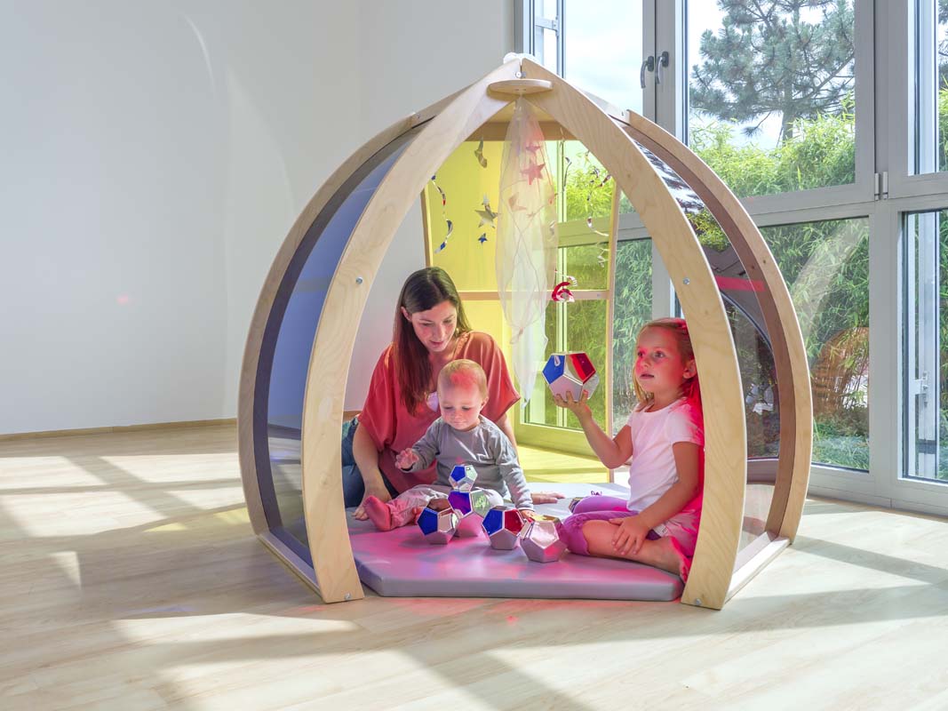 EduCasa Farbtempel mit bunten Farben, Bodenmatte und 2 Kindern mit Erzieherin