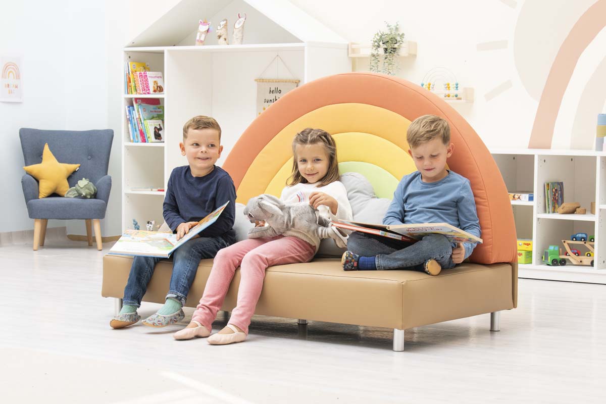 Betzold Regenbogensofa mit 3 Kindern