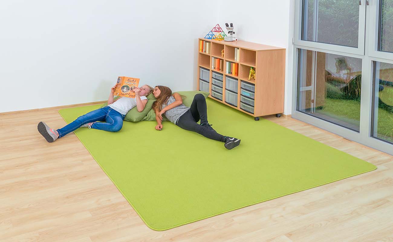 Betzold Kurzflor Teppich mit Flexeo Regal und zwei lesenden Mädchen