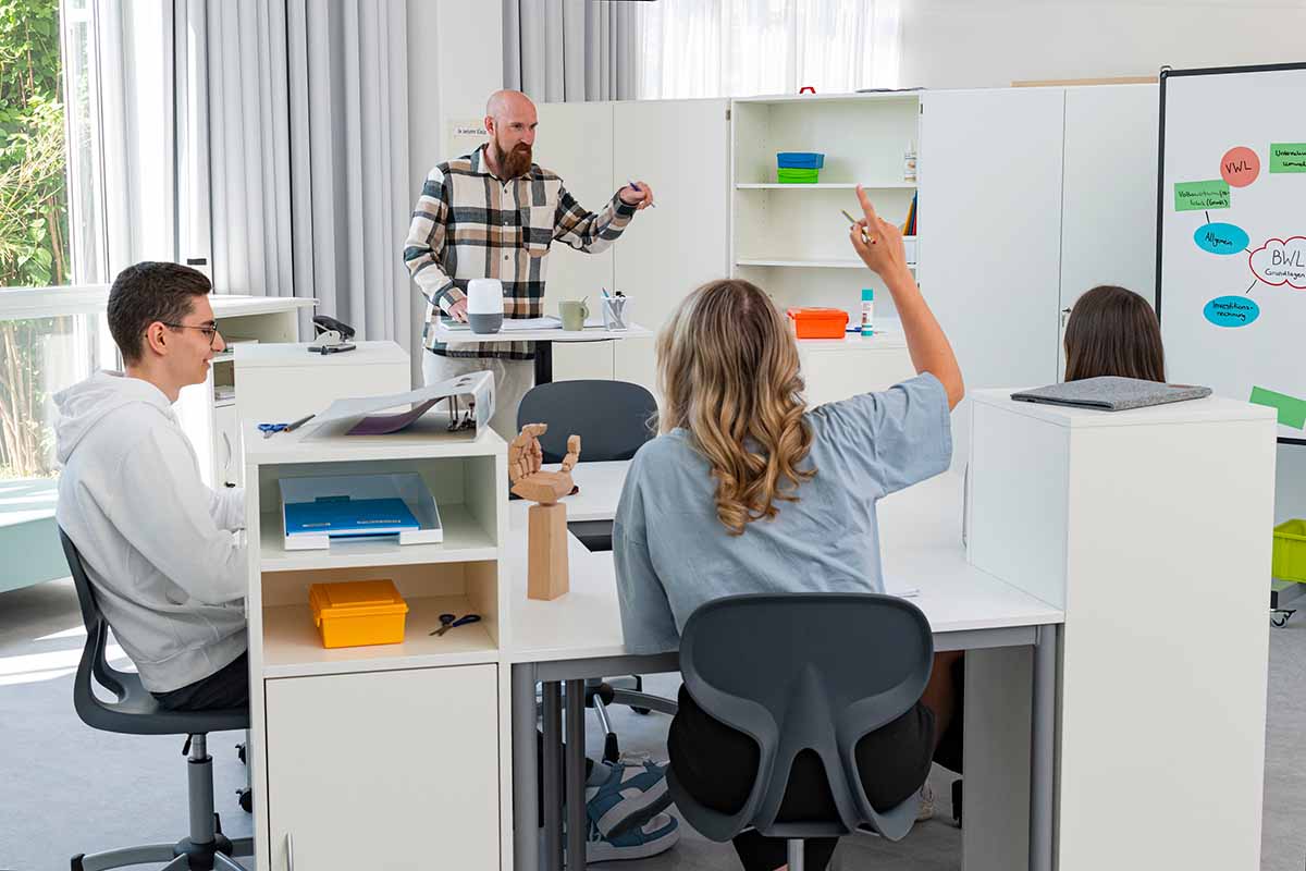 Betzold LernFlex Rechtecktische und LernFlex Caddys Anwendungsfoto im Klassenzimmer