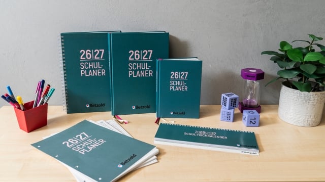 Alle Design-Planer auf einem Tisch liegend bzw. an die Wand gelehnt