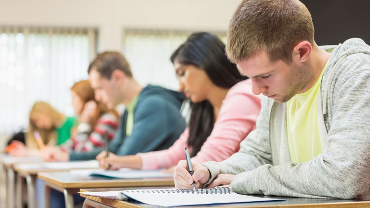 Schüler schreiben im Klassenzimmer