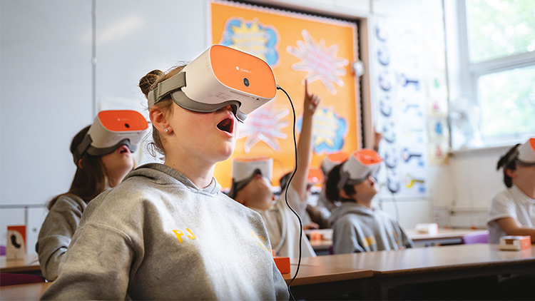 Kinder tragen VR-Headsets im Klassenzimmer
