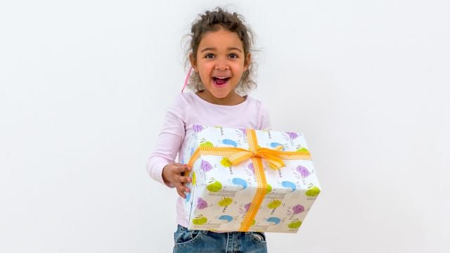 Mädchen hält Geschenk in der Hand