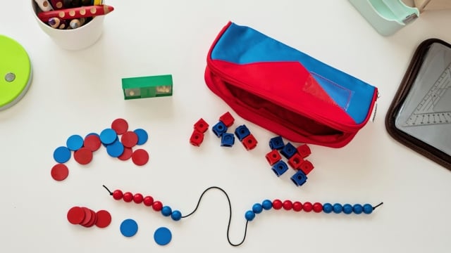Rechenmäppchen sowie diverse mathematische Lernmittel liegen auf einem Schreibtisch