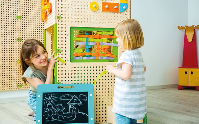 PLUG it Kinder spielen mit PLUG it Wandsystem von beleduc
