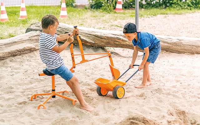 Sand & Wasser Kinder spielen mit Sandspielzeug im Sandkasten