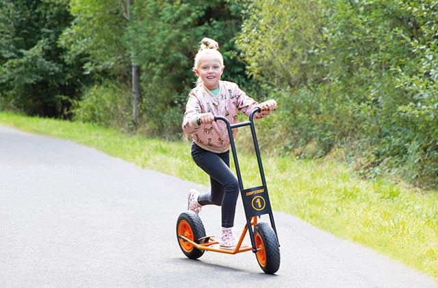 TopTrike Kind fährt mit Spielfahrzeug von TopTrike