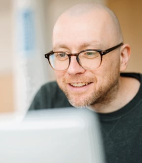 Person informiert sich über Förderprogramme am Laptop