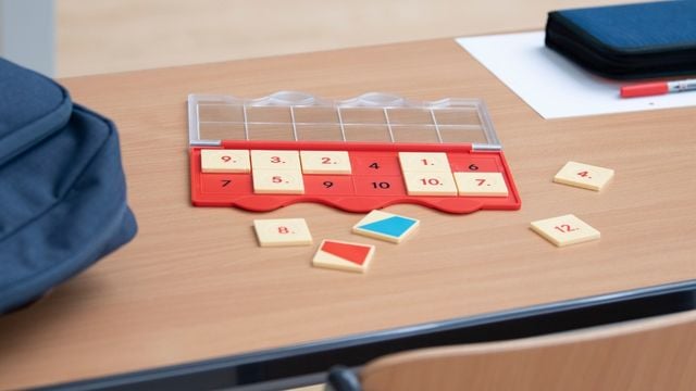 miniLÜK Kontrollgerät in rot auf einem Tisch im Klassenzimmer
