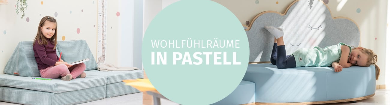 Kinder sitzen auf pastellfarbenen Sofas